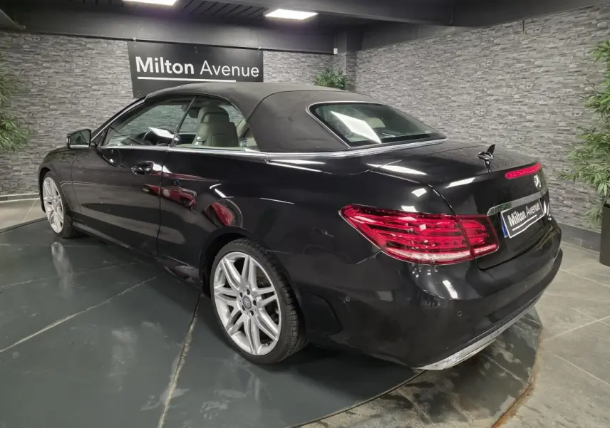 Mercedes Classe E Cabriolet noir vue 3/4 arrière avec capote fermée et jantes alliage argentées