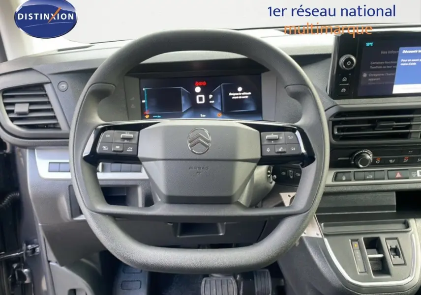 Vue rapprochée du volant multifonction et du tableau de bord numérique d’un Citroën Jumpy gris titane 2025.