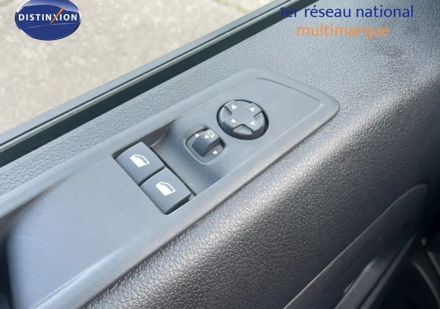 Détail des commandes de réglage des rétroviseurs et vitres côté gauche dans un Citroën Jumpy gris titane 2025.