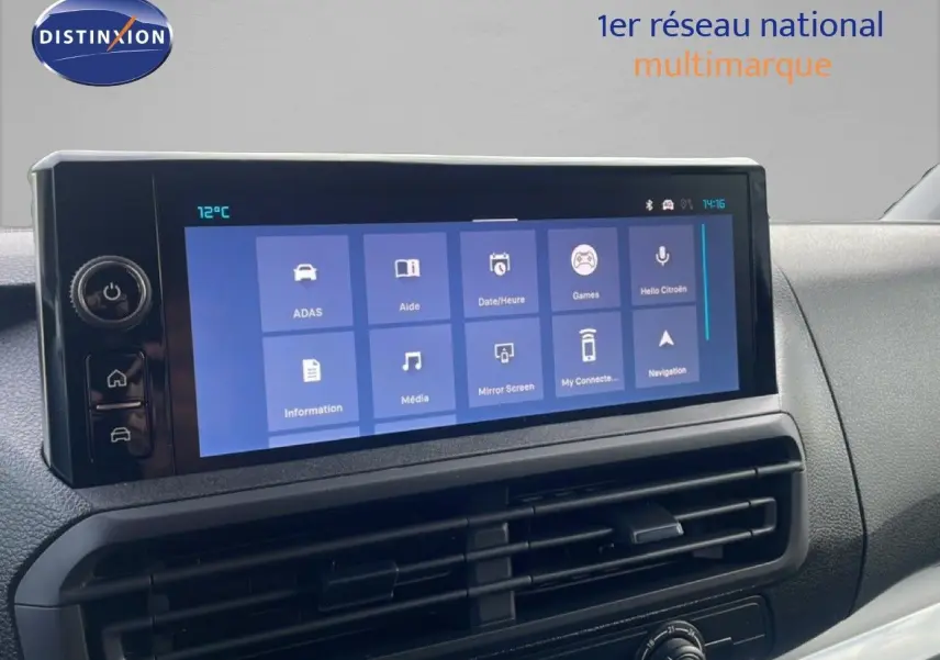 Écran tactile central du tableau de bord du Citroën Jumpy gris titane, affichant le menu principal multimédia.