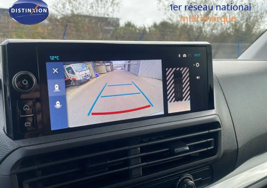 Écran central du tableau de bord du Citroën Jumpy 2025 affichant la caméra de recul avec vue arrière et guidage.