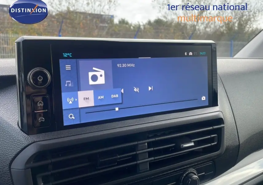 Gros plan sur l’écran tactile multimédia et la console centrale du Citroën Jumpy gris titane, intérieur noir.