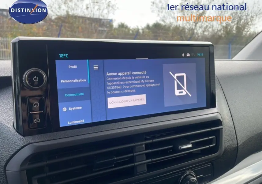 Écran tactile central du tableau de bord du Citroën Jumpy gris titane, avec menu de connectivité affiché.