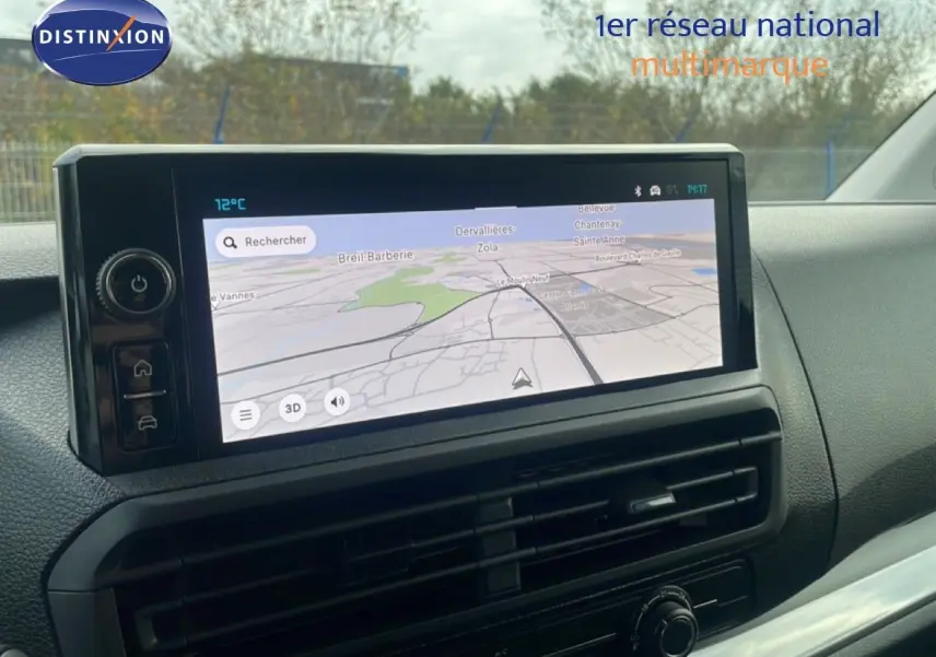 Vue rapprochée de l’écran tactile central du tableau de bord du Citroën Jumpy gris titane, affichant une carte de navigation.