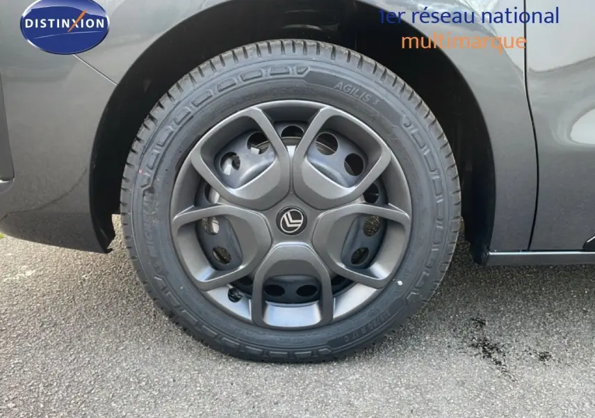 Gros plan sur la roue avant gauche du Citroën Jumpy gris titane métal, mettant en valeur la jante et le pneu Michelin.