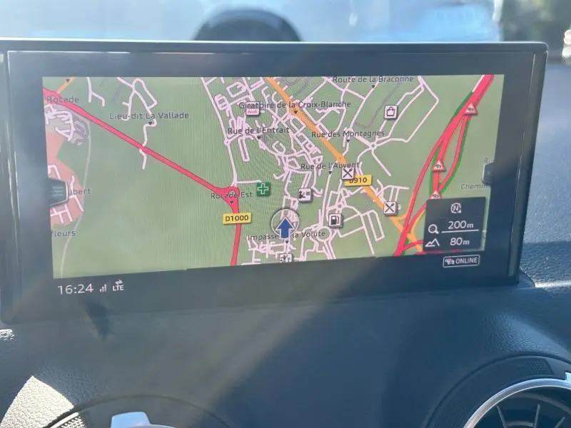 Écran multifonction couleur affichant la navigation GPS dans l’Audi Q2 35 TFSI blanc, vue intérieure avant.