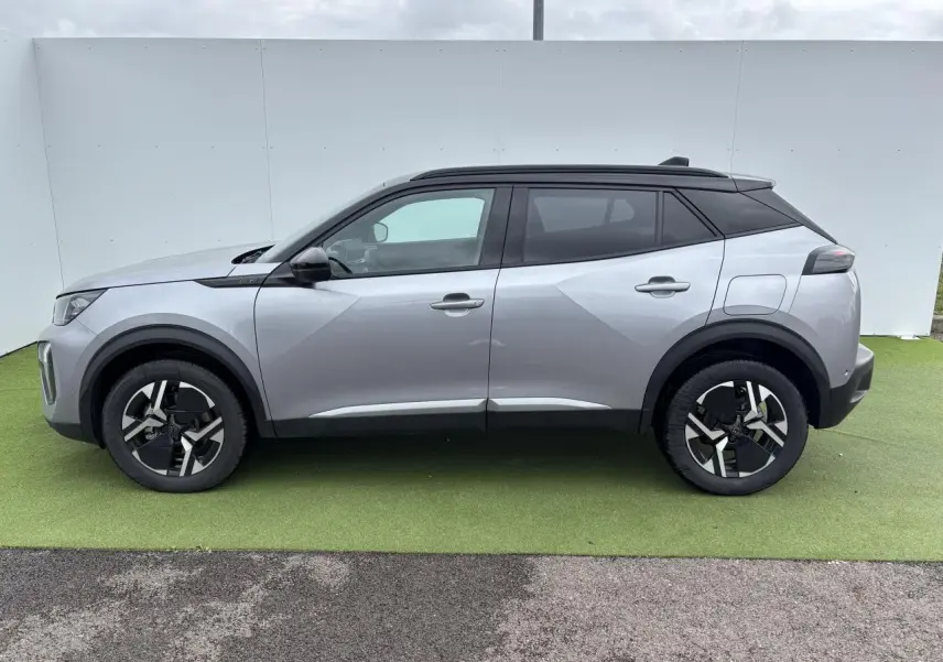Peugeot 2008 gris Artense toit noir vue de profil côté gauche sur fond neutre, jantes bi-ton visibles.