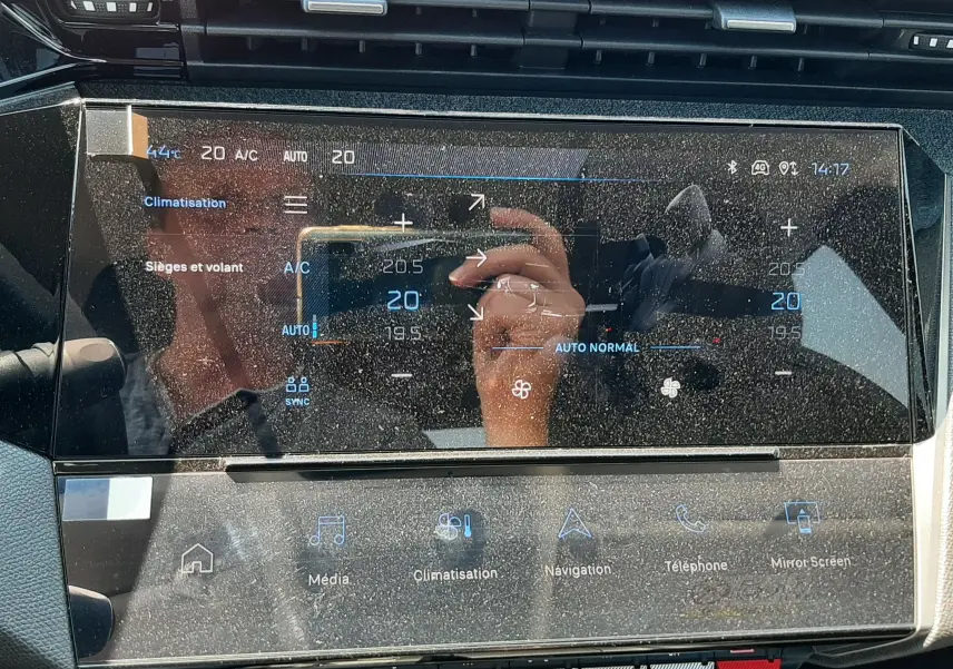 Écran tactile central de la Peugeot 408 gris sélénium, affichant les réglages de climatisation et multimédia.