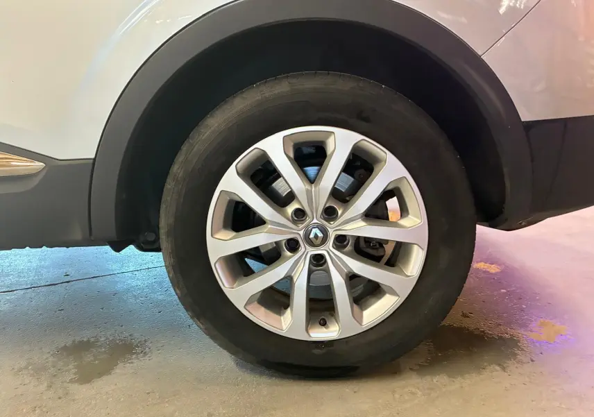 Gros plan sur la roue arrière droite gris clair d’un Renault Kadjar 1.5 BlueDCI 115 Business de 2020.
