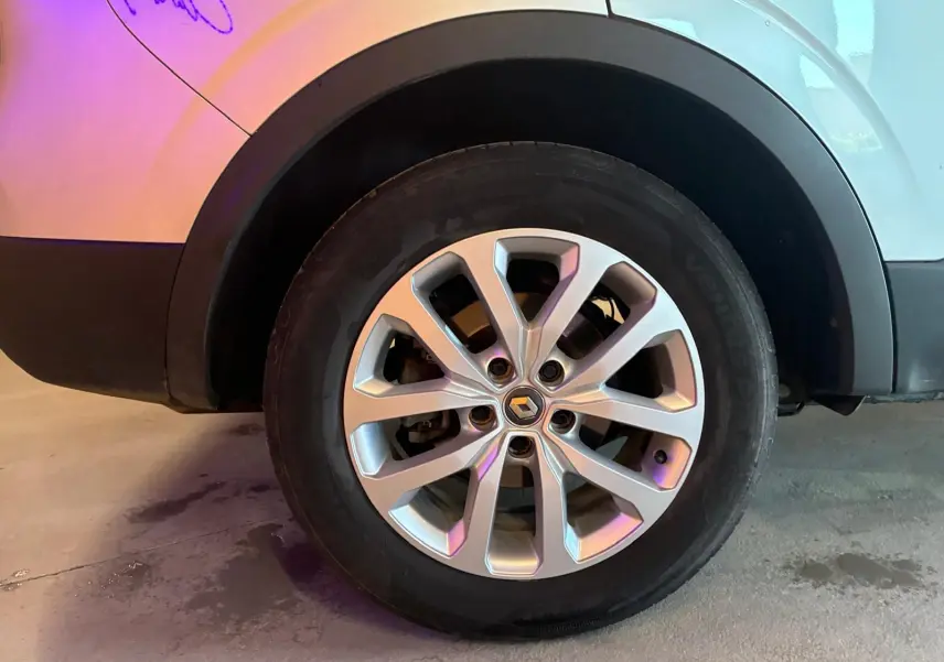 Gros plan sur la roue arrière droite d’un Renault Kadjar gris 2020 avec jante alliage et logo central Renault.