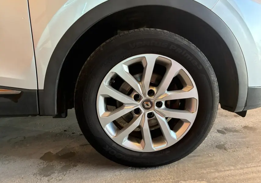 Gros plan sur la roue avant gauche d’un Renault Kadjar gris 2020, mettant en valeur la jante aluminium au design moderne.