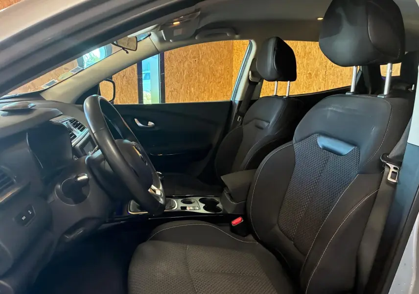 Vue intérieure côté conducteur du Renault Kadjar 1.5 BlueDCI 115 Business 2020 avec sièges tissu noir et tableau de bord gris.