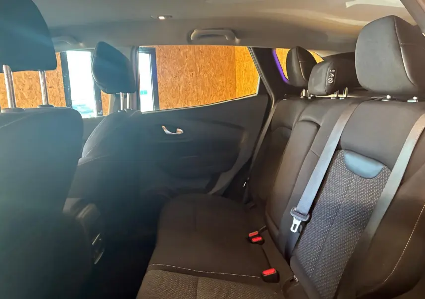 Vue intérieure côté droit des sièges arrière noirs en tissu du Renault Kadjar 1.5 BlueDCI 115 Business de 2020.