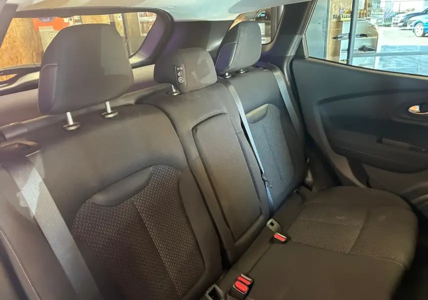 Vue intérieure du siège arrière droit en tissu noir du Renault Kadjar 1.5 BlueDCI 115 Business de 2020.
