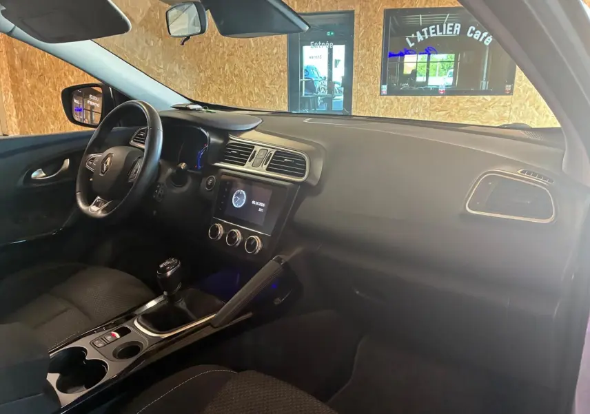 Vue intérieure côté conducteur du Renault Kadjar 1.5 BlueDCI 115 Business 2020, tableau de bord noir avec boîte manuelle.