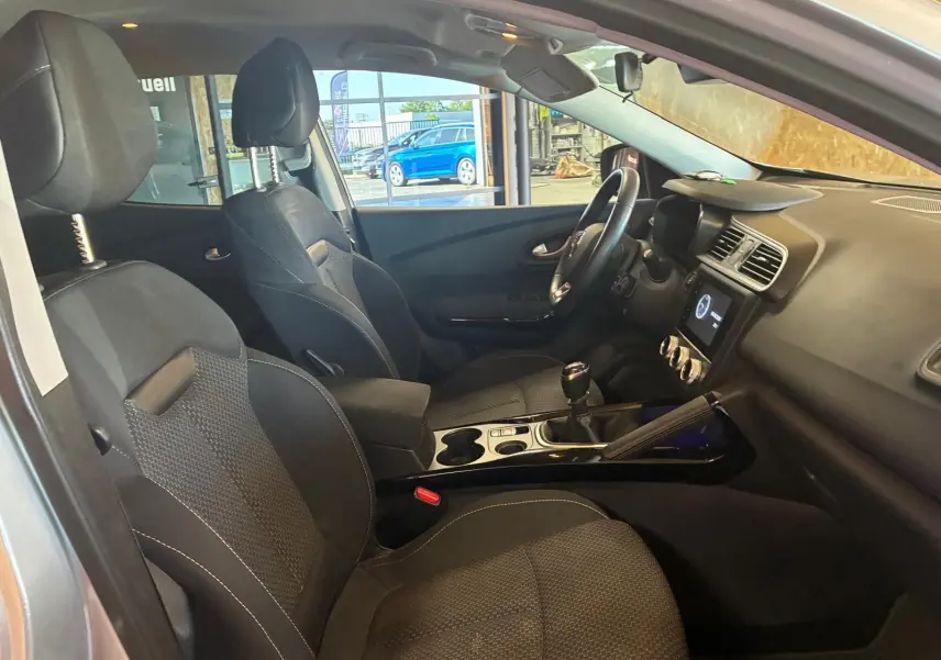 Intérieur noir du Renault Kadjar 1.5 BlueDCI 115 Business vu côté gauche, avec console centrale et boîte manuelle.