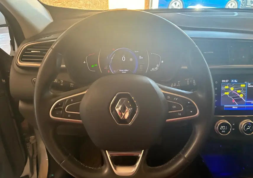 Vue intérieure centrée sur le volant noir du Renault Kadjar 2020 avec tableau de bord digital et écran tactile GPS.
