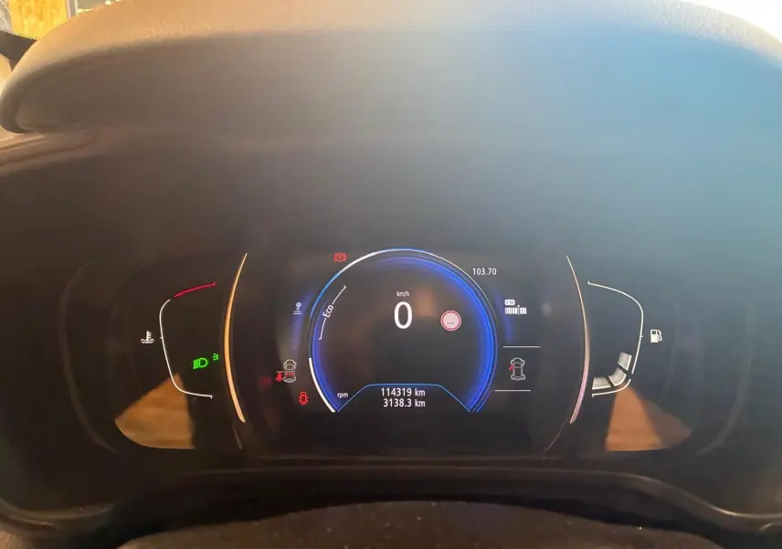 Vue rapprochée du tableau de bord numérique du Renault Kadjar 1.5 BlueDCI 115 Business affichant la vitesse à 0 km/h.