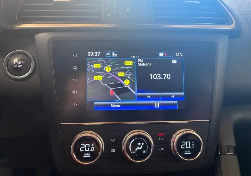 Vue rapprochée de la console centrale du Renault Kadjar gris 2020, avec écran tactile et commandes de climatisation digitales.
