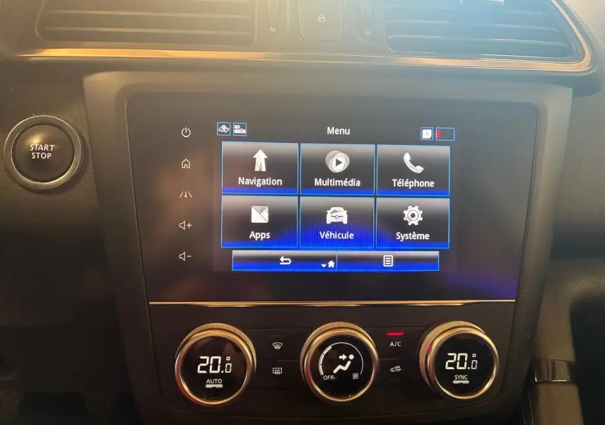 Vue rapprochée de la console centrale du Renault Kadjar 2020 gris, avec écran tactile et commandes de climatisation digitales.