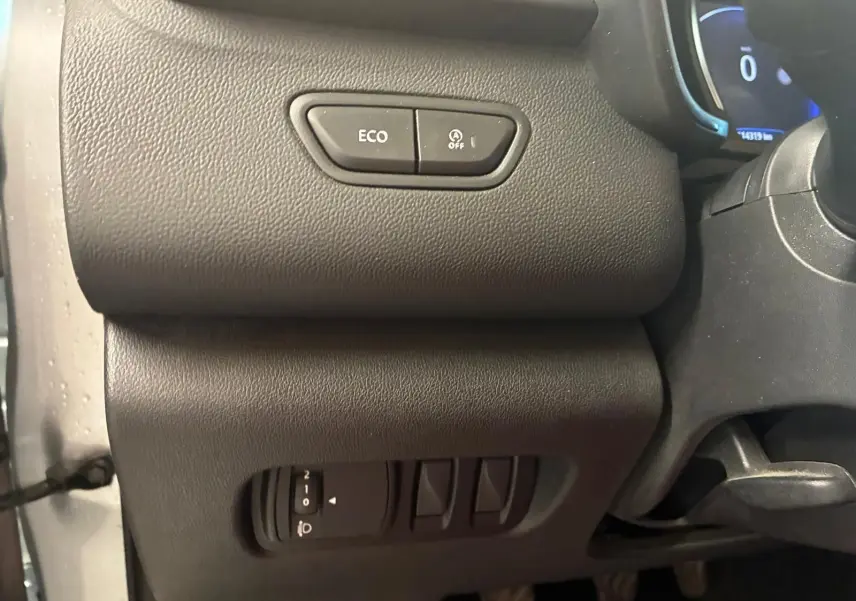 Détail des commandes côté gauche du tableau de bord gris foncé du Renault Kadjar 2020 Diesel, avec bouton ECO.