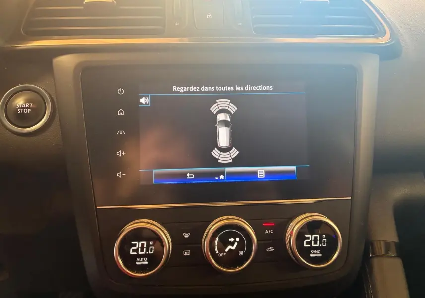 Vue rapprochée de la console centrale du Renault Kadjar 2020 avec écran tactile et commandes de climatisation digitales.