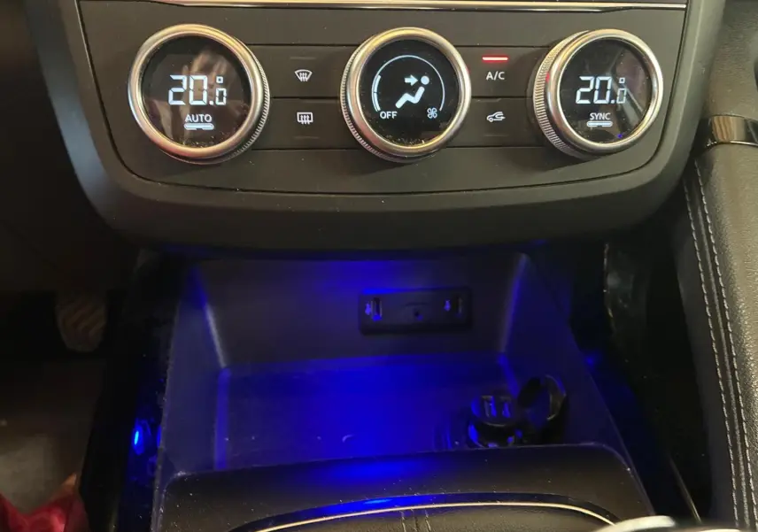 Détail de la console centrale du Renault Kadjar gris 2020, avec commandes climatisation affichant 20°C et éclairage bleu.