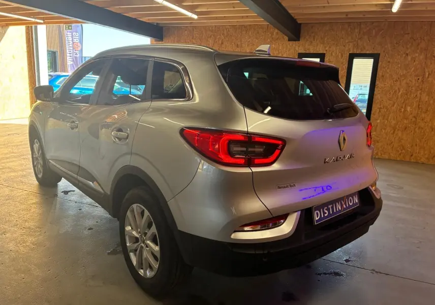 Vue 3/4 arrière droite d’un Renault Kadjar gris 2020 avec feux arrière LED et logo distinctif Renault.