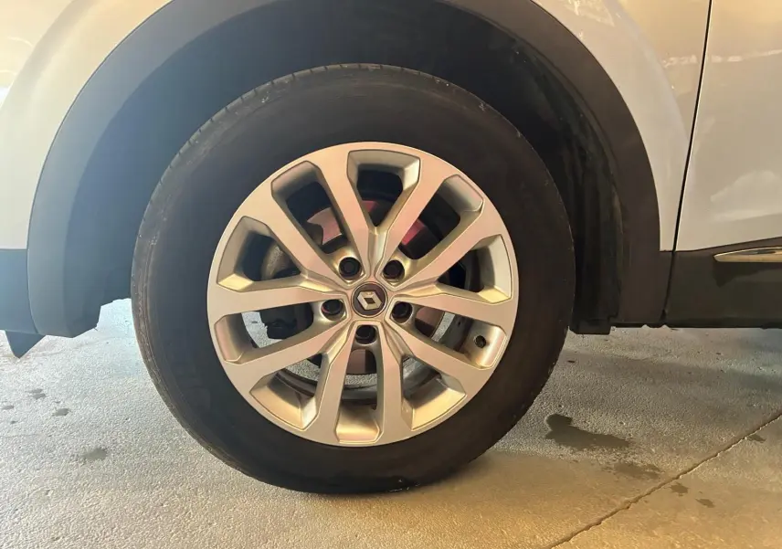 Gros plan sur la roue avant gauche gris clair d’un Renault Kadjar 1.5 BlueDCI 115 Business de 2020.