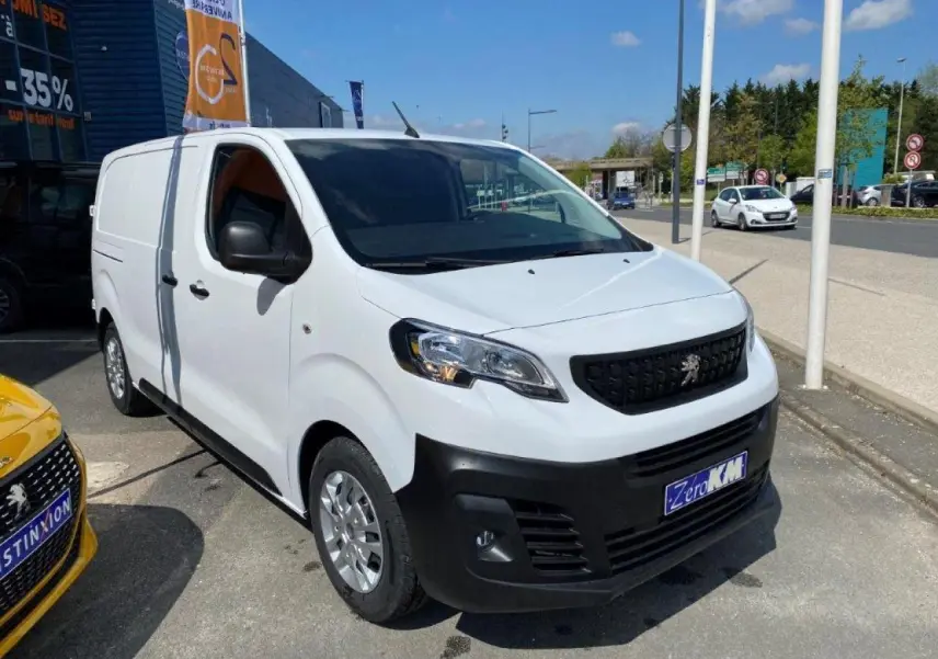 Peugeot Expert Fourgon blanc en 3/4 avant droit, avec calandre noire et pare-chocs avant noir mat.