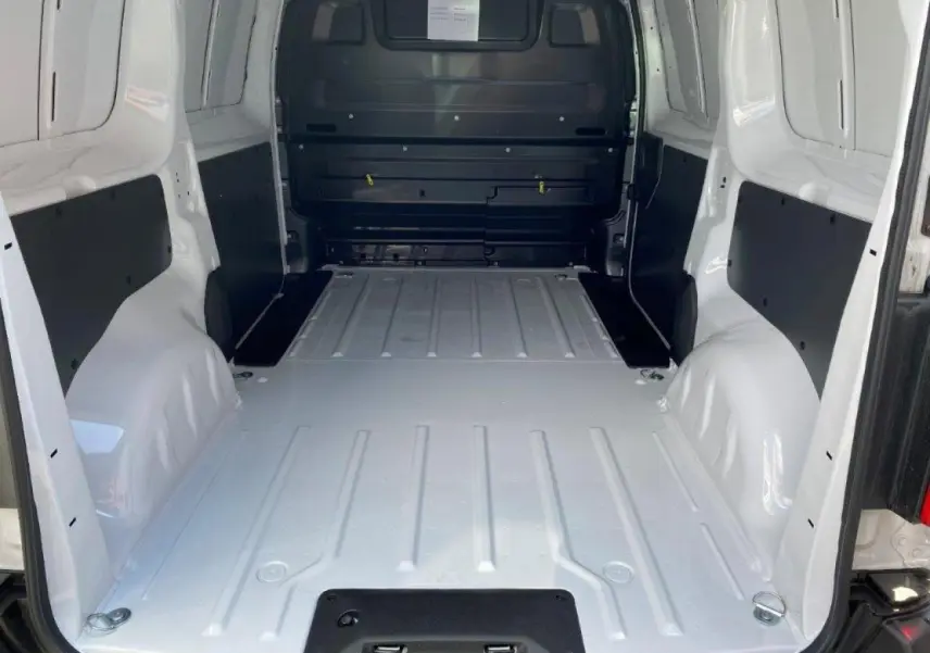 Vue intérieure arrière du fourgon blanc Peugeot Expert avec espace de chargement vide et parois renforcées noires.
