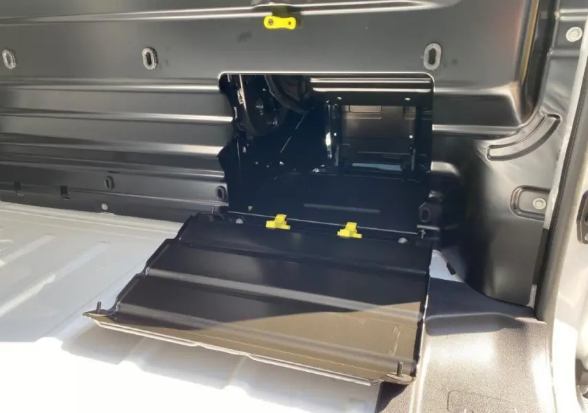 Coffre de rangement ouvert dans l’espace de chargement du Peugeot Expert Fourgon blanc, vue intérieure côté droit.