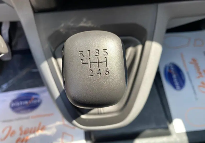 Gros plan sur le levier de vitesses manuel 6 rapports du Peugeot Expert Fourgon blanc de 2023.