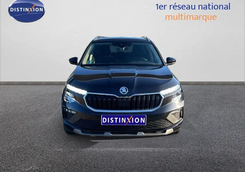 Vue de face du Skoda Kamiq noir magique métal 2024 avec calandre noire et feux LED allumés.