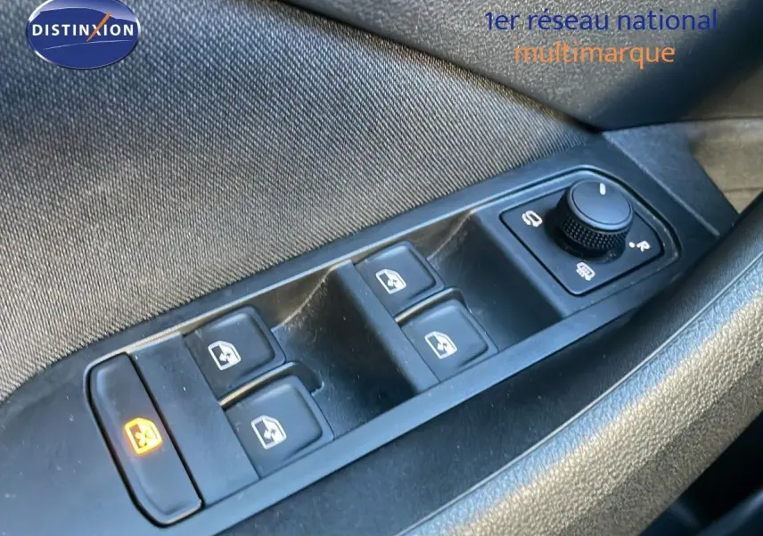 Gros plan sur les commandes des vitres électriques et réglage des rétroviseurs côté conducteur d'un Skoda Kamiq noir magique métal 2024.