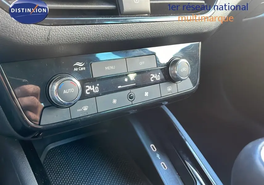 Tableau de bord et console centrale du Skoda Kamiq 2024 avec climatisation automatique affichant 24°C, prise USB visible.