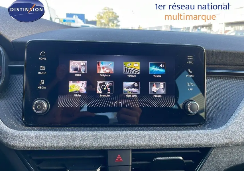 Écran tactile central du Skoda Kamiq noir magique métal 2024, affichant le menu multimédia et connectivité.