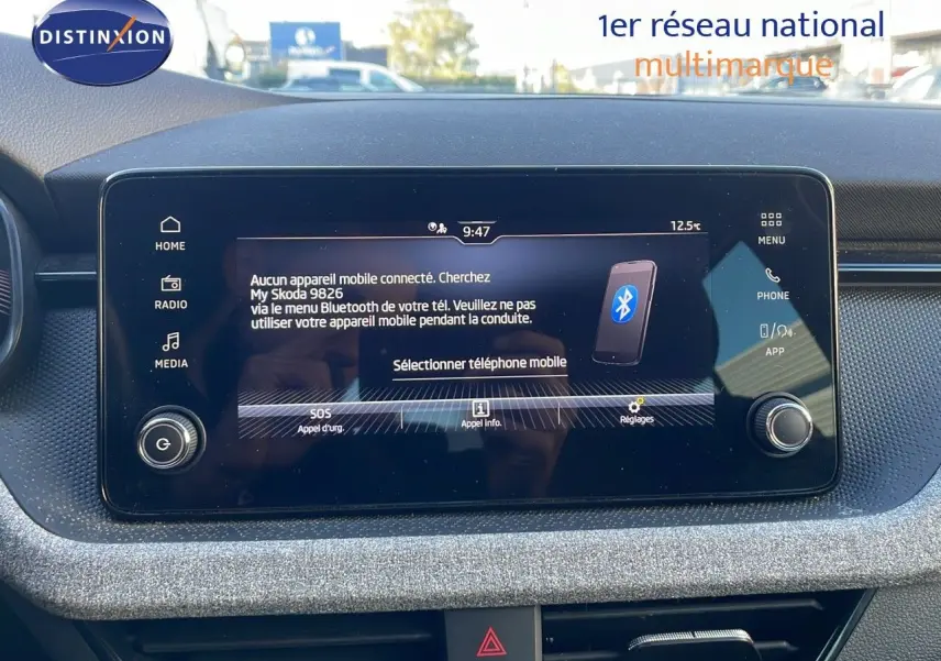 Écran tactile central du Skoda Kamiq 2024 affichant la connexion Bluetooth dans un intérieur gris et noir.