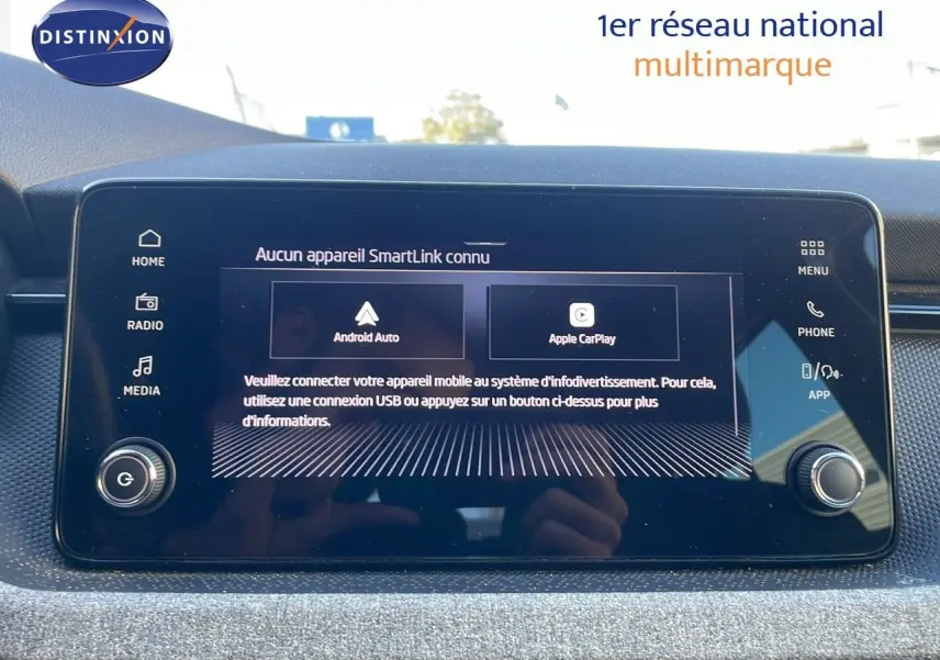 Écran tactile central du Skoda Kamiq 2024 montrant les options Android Auto et Apple CarPlay en mode veille.