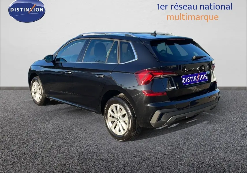 Vue 3/4 arrière droite d'un Skoda Kamiq noir magique métal avec jantes alliage et toit ouvrant.