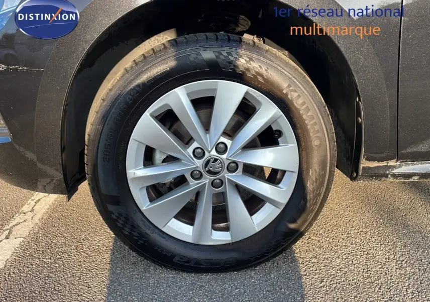 Gros plan sur la roue avant gauche du Skoda Kamiq noir magique métal avec jante alliage 16 pouces.