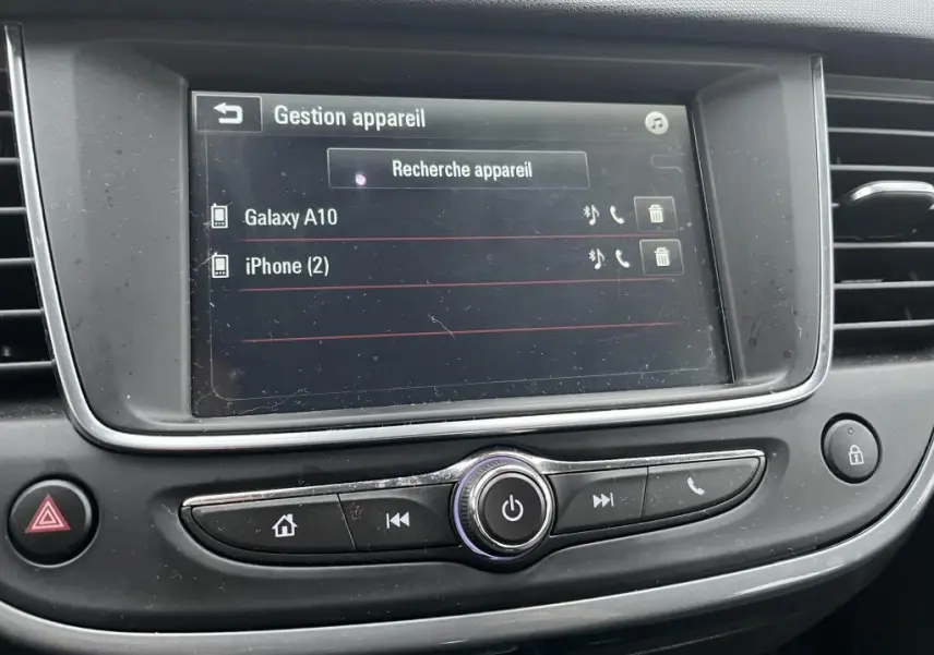 Écran tactile central de l’Opel Crossland 2021 affichant la gestion des appareils Bluetooth dans un intérieur noir.