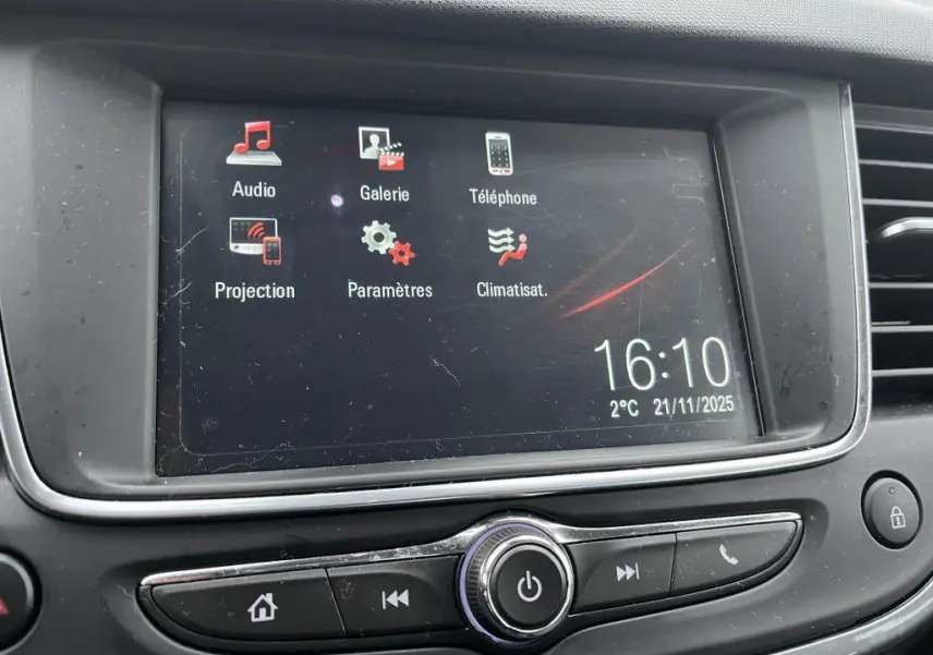 Écran tactile central de l'Opel Crossland 2021 affichant les options audio, galerie, téléphone et climatisation.