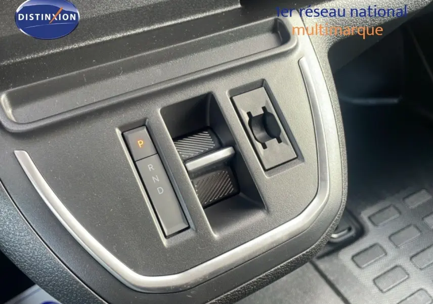 Gros plan sur la console centrale noire du Citroën Jumpy 2025 avec sélecteur de boîte automatique et molette de réglage.