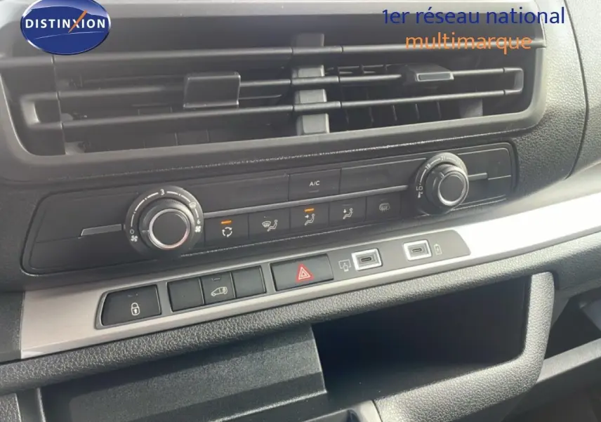 Détail du tableau de bord noir du Citroën Jumpy 2025, avec commandes de climatisation et ports USB visibles.