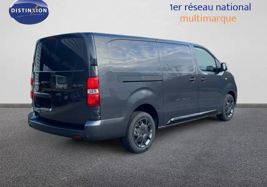 Vue 3/4 arrière droit d’un Citroën Jumpy Van Long L3 gris titane métallisé avec vitres arrière teintées et jantes noires.