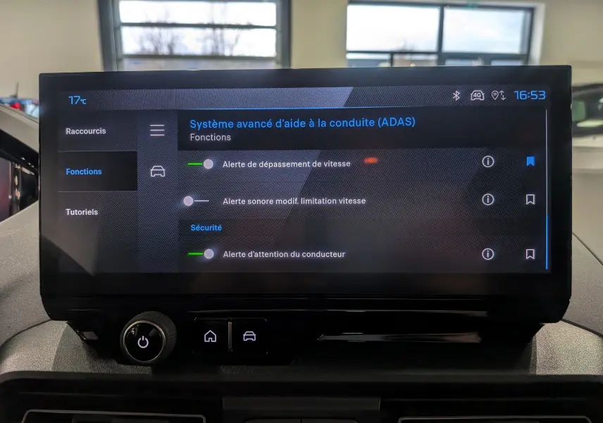 Écran tactile central du Peugeot Rifter 2025 affichant les réglages du système avancé d’aide à la conduite, intérieur noir.