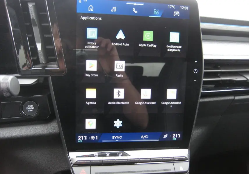 Écran tactile central du Renault Austral 2025 affichant les applications connectées, avec bouton Start Engine Stop à gauche.