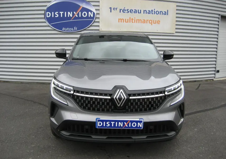 Vue avant d'un Renault Austral gris 2025 avec calandre noire à damier et phares LED distinctifs.