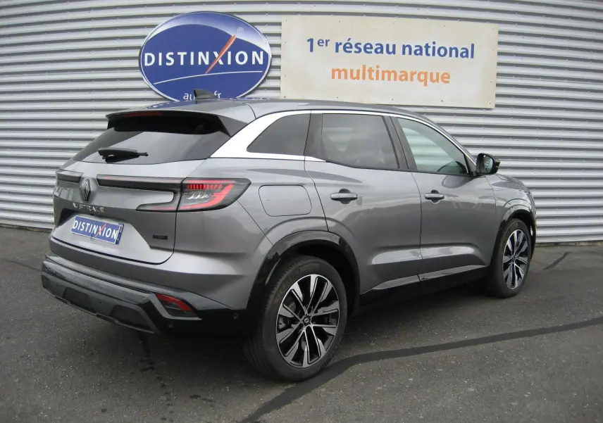 Vue 3/4 arrière droite d'un Renault Austral gris 2025, avec jantes bi-ton et feux arrière LED distinctifs.